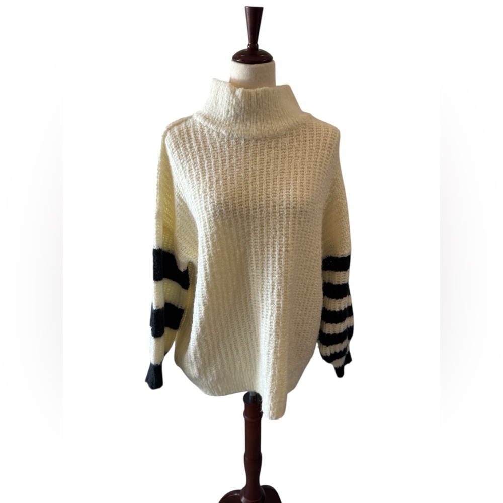 Urban Outfitters Cream and Black Turtleneck Sweater XS-L